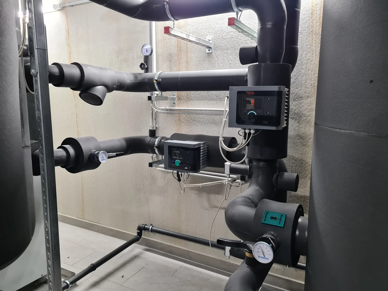 Schwarz gedämmte Heizungsleitungen mit Hocheffizienzpumpen